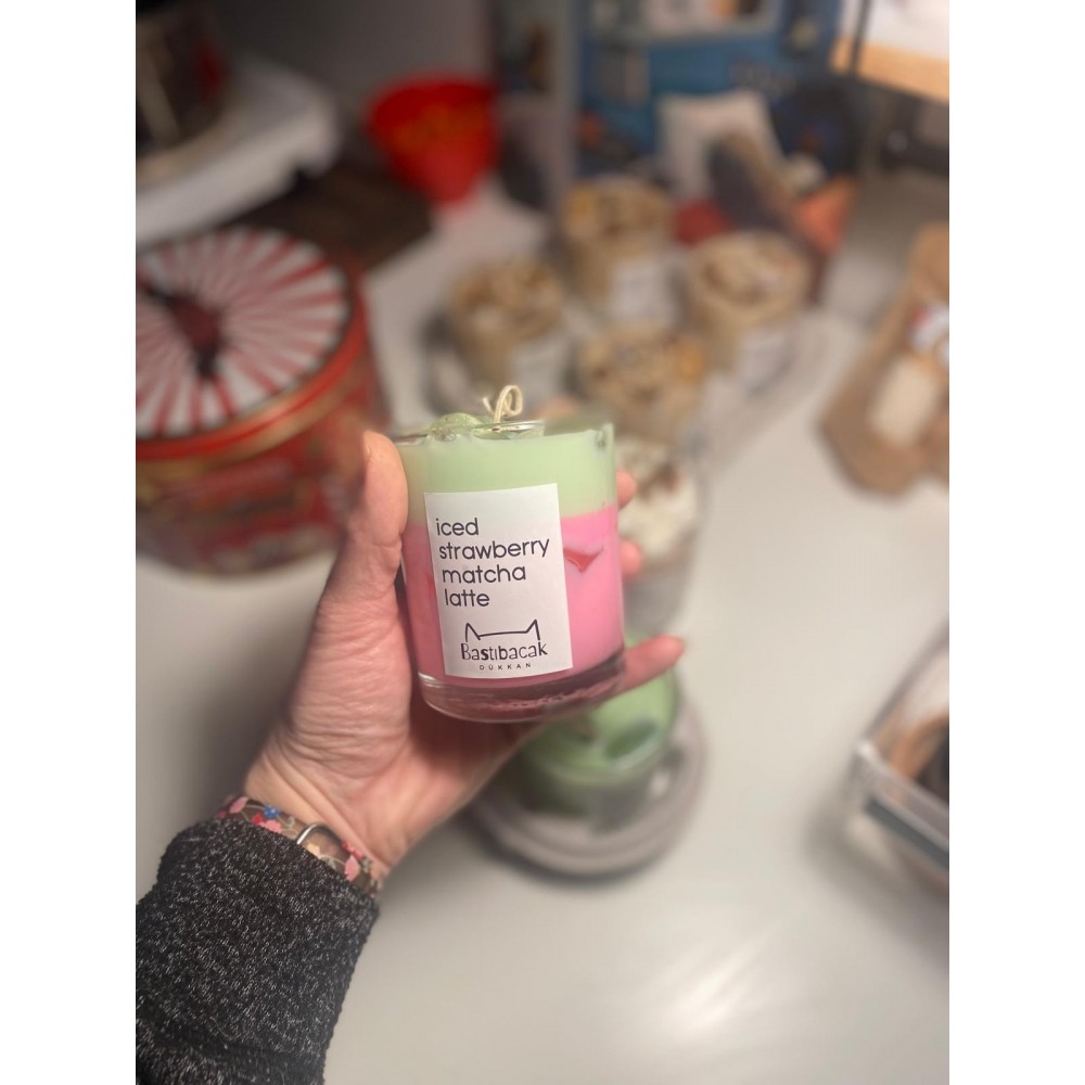 İced Strawberry Matcha Latte